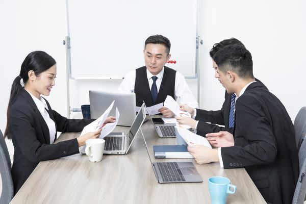 人力资源部经理招聘渠道选择的关键策略|项目融资团队招募 图2